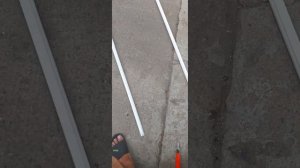 Как снять сломанный уголок москитной сетки пластикового окна.