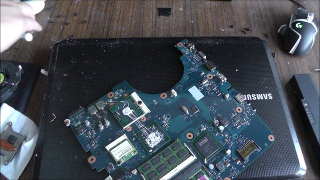 Меняю ТЕРМОПАСТУ и чищу 18 летний НОУТБУК Samsung R519 смотреть онлайн