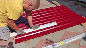 Как отрезать профнастил без болгарки и ножниц СЕКРЕТ старого кровельщика!