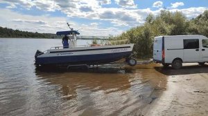 Катер-аппарат заводят в реку Оку.