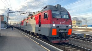 ЭП1П с пассажирским поездом отправляется со станции Иркутск-Пассажирский
