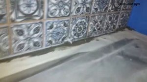 Укладка плитки в ванной.