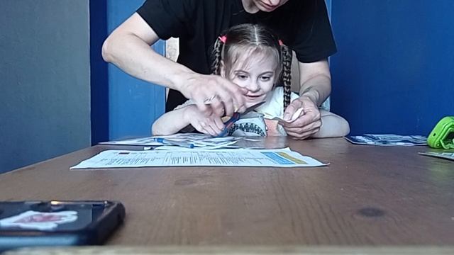VID_20260615_Досуговые навыки. Резать ножницами по прямой линии