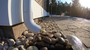 Благоустройство участка. Отмостка из природного камня вокруг дома.