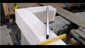 Кладка первого ряда из газоблока, трудности, вертикальный шов.