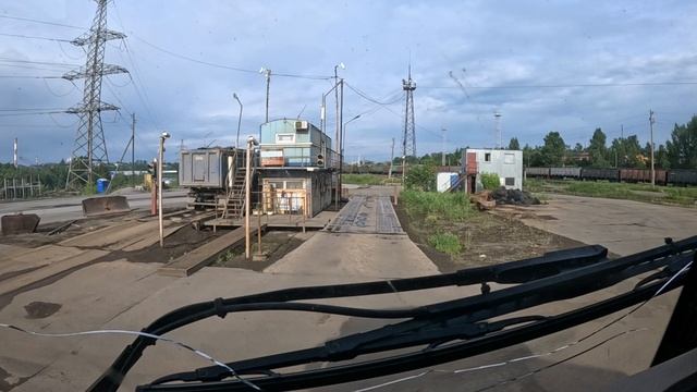 Заехал на ремонт Мерседеса. Выгружают магнитом железо. Сим с высоты птичьего полета. смотреть онлайн
