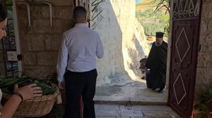 Патриарх Иерусалимский поднимается в монастырь Преподобного Онуфрия Великого