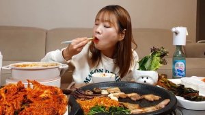 Кореянка ест свинину и кимчи. Мукбанг. Китайцы едят на камеру. Мокбанг