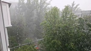 Град с дождём в Ростове-на-Дону . Сильный ливень, с бешеным воздушным потоком обрушился на Ростов