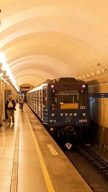 Две Легенды! Боинг и 9050 на станции Проспект Просвещения 🔵