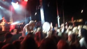Маркус Рива в Даугавпилсе на АртиШок 2016. Спустился со сцены к зрителям)
