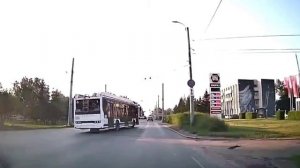 Автобус плавно жмет в Омске