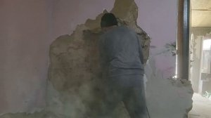 ВОТ КАК ЛУЧШЕ ОБДИРАТЬ СТЕНЫ ОТ СТАРОЙ ШТУКАТУРКИ НАЧАЛ  РЕМОНТ  ДОМА. ПРИСТУПИЛ К ОБДИРКЕ СТЕН .