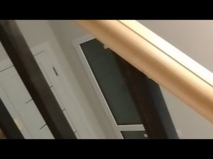 Поручни - перила крепление к балясинам. Металлические балясины на деревянной лестнице