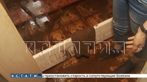 Три этажа в многоквартирном доме залило грязью из-за разрыва труб отопления