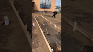 Делаем фундамент под забор и будем бетонировать двор!