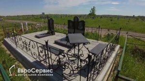 Комбинированный памятник из черного и коричневого гранита, гравировка портрета, укладка плитки