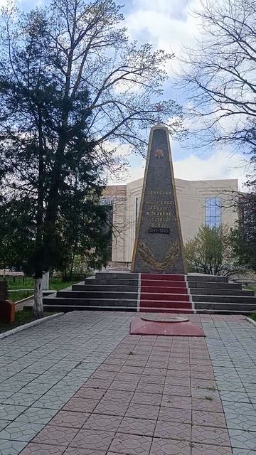 Памятники в парке: мост между поколениями