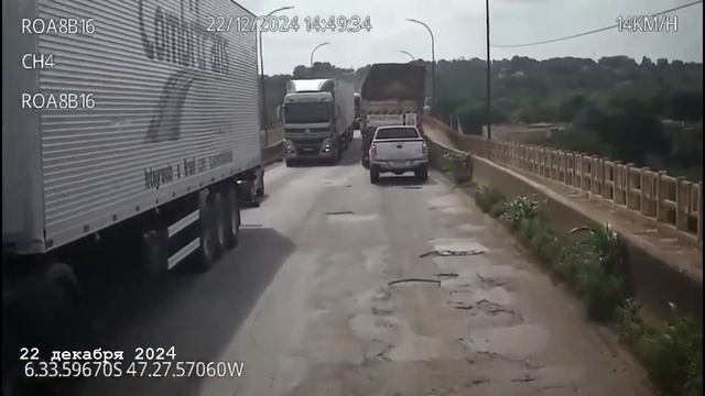 Новые кадры момента обрушения моста с грузовиками в реку в Бразилии смотреть онлайн