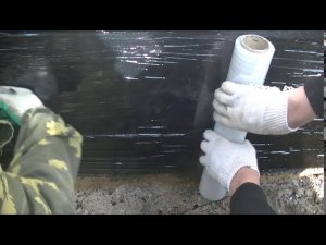 Правильность наклеивания стреч плёнки на битумную мастику, гидроизоляция фундамента