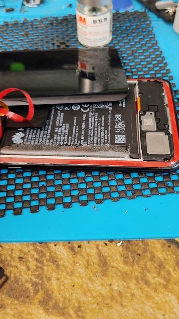 как правильно нужно приклеить заднюю крышку на смартфон