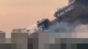 ‼️🇺🇦🔥 После ракетных ударов по Киеву горят склады

▪️Мощный дым поднимается в Дарницком районе го