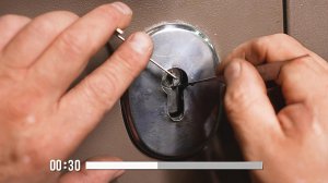 Вскрываем дверь за 30 секунд! / Как защитить входную дверь от самого ТИХОГО взлома ОТМЫЧКОЙ?