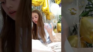 Алинка мне тоже подарила подарок — сладости