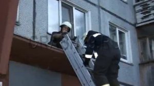 Мужчина сорвался при спуске из окна с 4 этажа