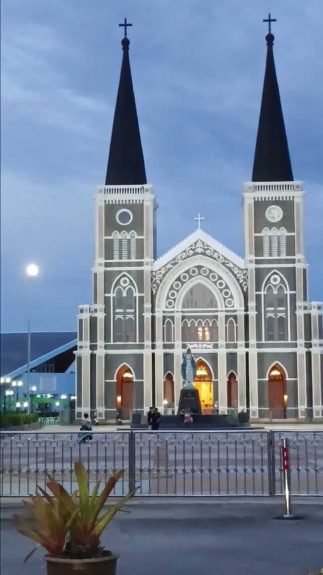просто  католический храм cathedral of the immaculate conception, chanthaburi. мост, вечер, рыбаки