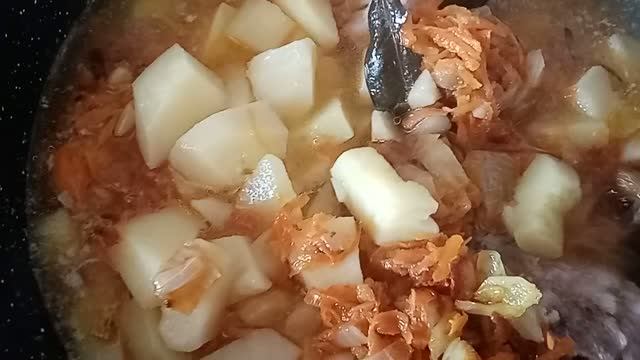 Крутой вкусный с мясом  картофельный супчик. . Вкусные рожки обжареные.