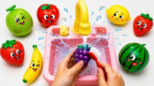 Моем фрукты в раковине 🍇🍓 Учим фрукты и цвета для детей | Развивающее видео