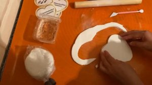 ТОППЕРЫ НА ТОРТ. КАК ПРИКЛЕИТЬ ВАФЕЛЬНУЮ БУМАГУ НА МАСТИКУ.