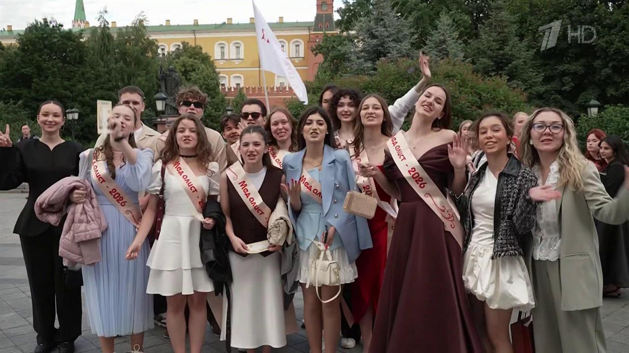 В российских школах проходят выпускные вечера. смотреть онлайн