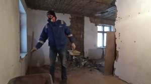 Секреты работы с саманом: Сбиваем старую штукатурку и готовим стены к ремонту. #gorobethome #стройка