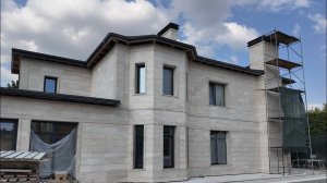 Облицовка частного дома натуральным камнем травертином на системе вентилируемого фасада