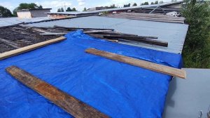 Временное укрытие крыши гаража, заменил обрешётку крыши