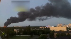 Огромный столб дыма поднимается над Дарницким районом Киева