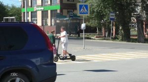 Две школьницы на одном электросамокате врезались в машину в Колпашеве
