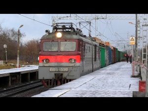 ВЛ10-1336 с грузовым поездом следует через о.п. Москворецкая