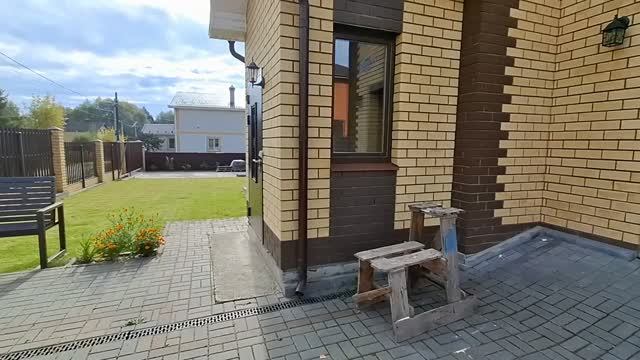 Внутренняя отделка входного крыльца частного дома.