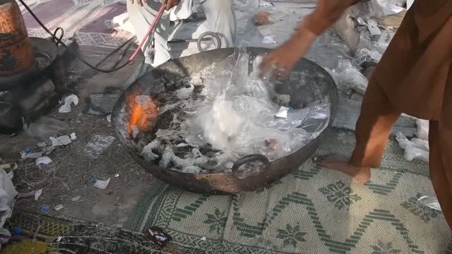 Как из целлофана получаются канистры. смотреть онлайн