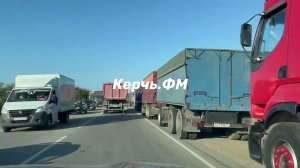 На выезд и на въезд в Керчь пробка