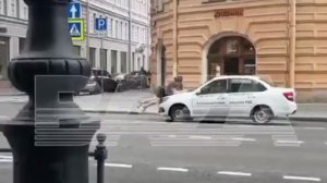 Следившие за нарушениями ПДД специалисты сбили велосипедиста и провезли его на капоте по центру Пите