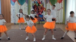 Танец «в каждом маленьком ребенке» старшая группа