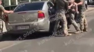 Одесса - пакуют очередного добровольца. По-моему они ему уже руку сломали...
