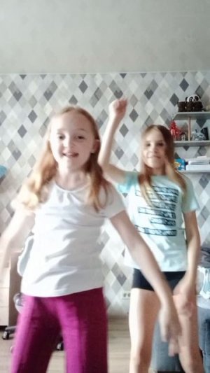 Спалила лицо пж строго не судите строго  ( если что я в белой футболке)