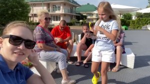 ВЛОГ С БАБУЛЕЙ и Мариной идём смотреть на закат ! Ребята вырыли колодец на берегу моря !