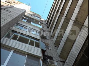 Мужчина упал с балкона на восьмом этаже хабаровского общежития.  Mestoprotv