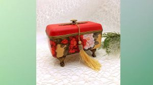 Простая пластиковая коробочка из под конфет превращается в красивую шкатулочку.
